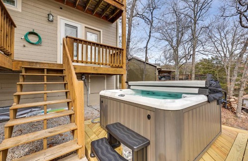 Lost Bridge Village House | Waterfront Home on Beaver Lake w/2 Decks!