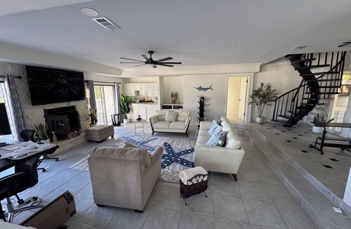 Hollyford House | Waterfront Home | Stadium | Beach | Downtown | Zoo