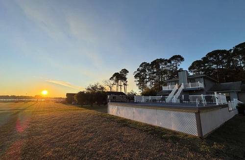 Hollyford House | Waterfront Home | Stadium | Beach | Downtown | Zoo