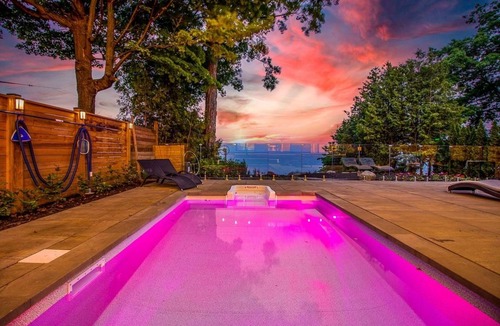 Innisfil House | Waterfront home, Sauna, Jacuzzi, Heated pool 28-day