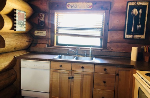 Marble Falls Cabin | Waterfront Home w/Big Deck+Lake Views|Sleeps 4
