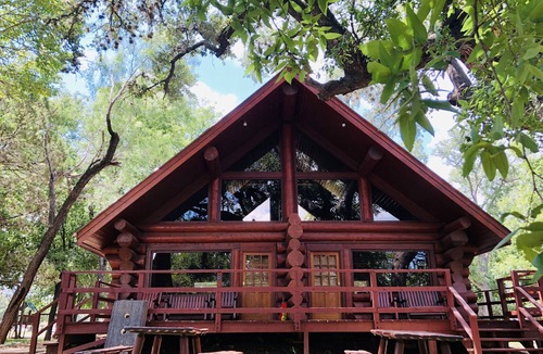 Marble Falls Cabin | Waterfront Home w/Big Deck+Lake Views|Sleeps 4