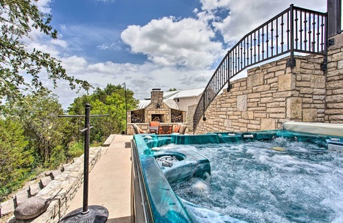 Granbury Cottage | Waterfront Home w/Boat Dock on Lake Granbury!