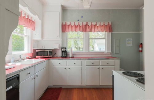 Lexington Cottage | Waterfront Homes in Lexington