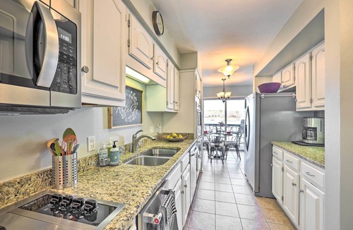 Lake Hamilton Apartment | Waterfront Hot Springs Condo: Pool, Hot Tub Access