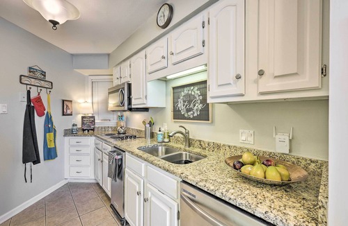 Lake Hamilton Apartment | Waterfront Hot Springs Condo: Pool, Hot Tub Access