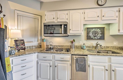 Lake Hamilton Apartment | Waterfront Hot Springs Condo: Pool, Hot Tub Access