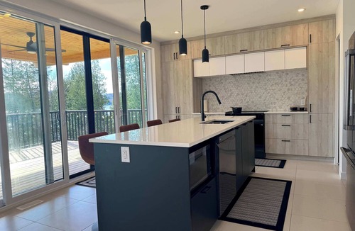 Blue Sea Ski Chalet | Waterfront, Hot tub, Beautiful Modern Chalet Skyville