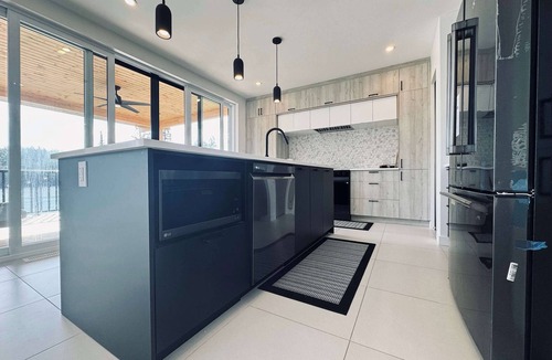 Blue Sea Ski Chalet | Waterfront, Hot tub, Beautiful Modern Chalet Skyville