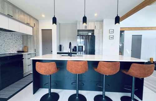 Blue Sea Ski Chalet | Waterfront, Hot tub, Beautiful Modern Chalet Skyville