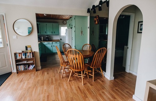 Minden Hills Cottage | Waterfront, Hotub, Back up generator, firepit, ice fishing, Christmas tree up