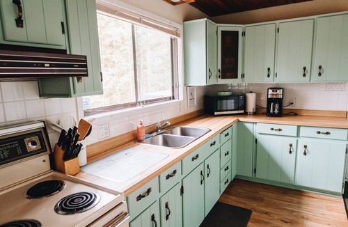 Minden Hills Cottage | Waterfront, Hotub, Back up generator, firepit, ice fishing, Christmas tree up