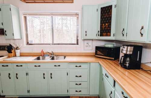 Minden Hills Cottage | Waterfront, Hotub, Back up generator, firepit, ice fishing, Christmas tree up