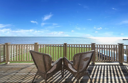 Long Island House | Waterfront house next to Bellport golf course