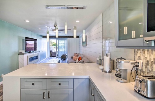Huntington Beach Condo | Waterfront Huntington Beach Condo w/Fire Pit