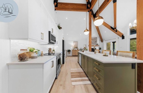 Lake of Bays Cottage | Waterfront in Style, EV Chrgr, Firepit, Canoe, Kayak, Dog OK