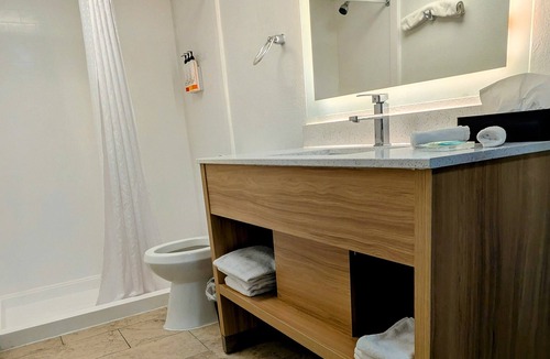 Essington Hotel | Waterfront Inn PHL Airport