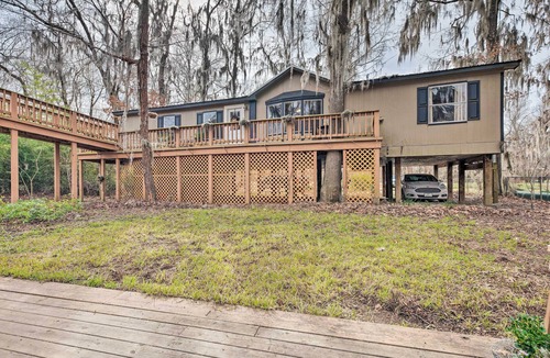 Jefferson Cottage | Waterfront Karnack Home w/Boathouse & Deck!