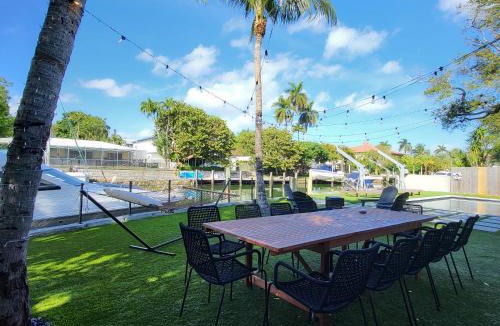 Seybold House | Waterfront - Kayak & Paddleboards - Firepit - Pool