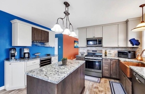 Sullivan House | Waterfront + Kayaks | Morancy Pond | Sleeps 14