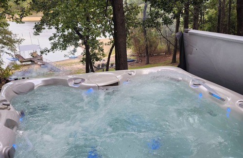 Hoyt House | 🔥WATERFRONT* KAYAKS* PRIVATE DOCK* POOL TABLE* HOT TUB* LAKE EUFAULA🔥