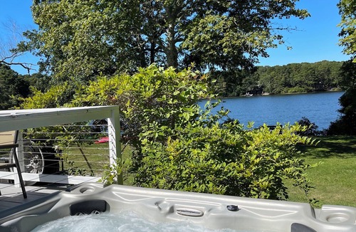 South Yarmouth House | WATERFRONT Kayaks & SUP’s ★ Pet friendly ★ HOT TUB ★ Firepit & FPL★ King bed