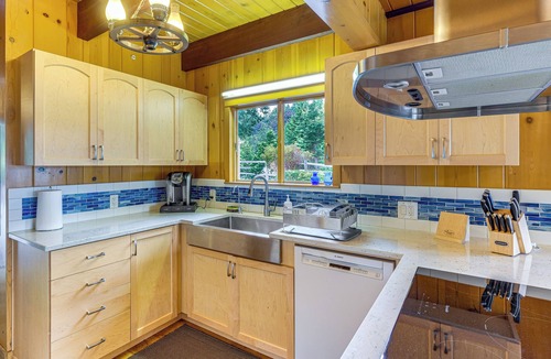 Kingston House | Waterfront Kingston Getaway: Beach Access On-Site!