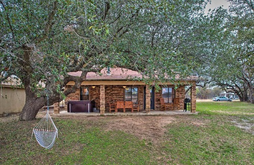 Lake Brownwood House | Waterfront Lake Brownwood Home w/ Hot Tub!