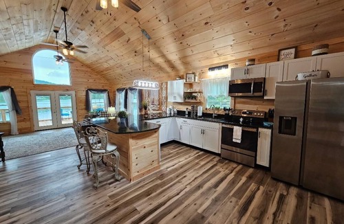 Tunnel Hill Cabin | Waterfront! Lake Chalet!