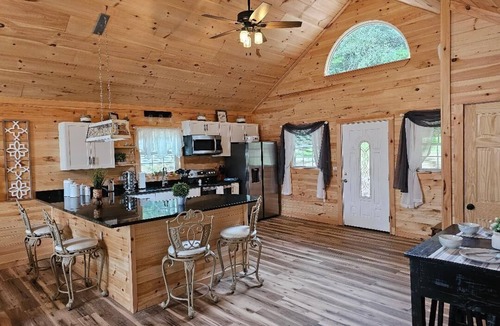 Tunnel Hill Cabin | Waterfront! Lake Chalet!