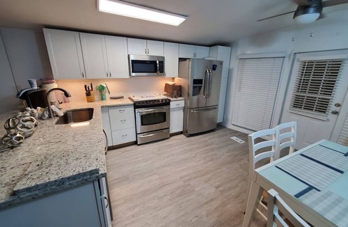 Enchanted Oaks House | Waterfront Lake Cottage, Spacious Outdoor Deck! 🐕 🐶 BBQ grill and Firepit!