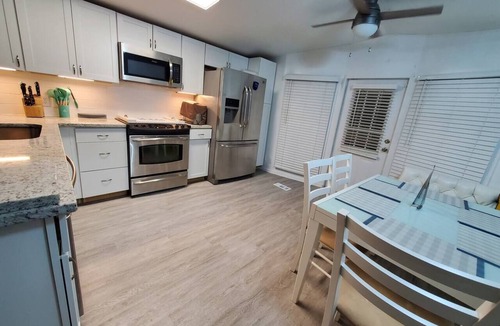 Enchanted Oaks House | Waterfront Lake Cottage, Spacious Outdoor Deck! 🐕 🐶 BBQ grill and Firepit!