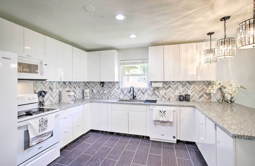 French Quarter House | Waterfront Lake Home w/Deck - New Renovations!