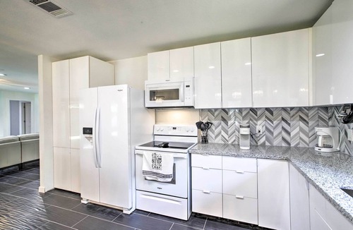 French Quarter House | Waterfront Lake Home w/Deck - New Renovations!