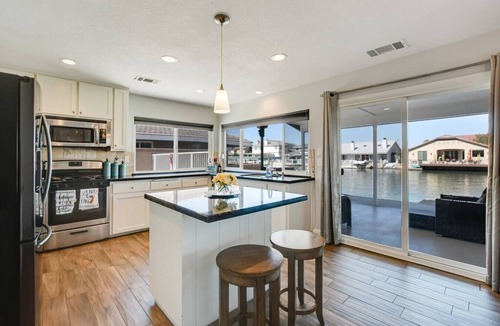 Victorville House | Waterfront Lake House