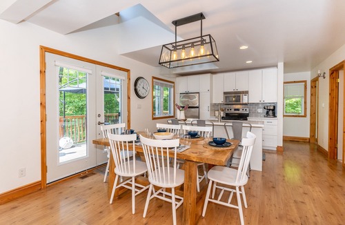 Windermere House | Waterfront Lake House On Beautiful Three Mile Lake