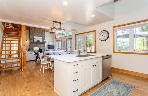 Windermere House | Waterfront Lake House On Beautiful Three Mile Lake