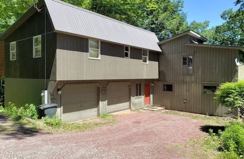 Poultney House | Waterfront lake house with incredible views!