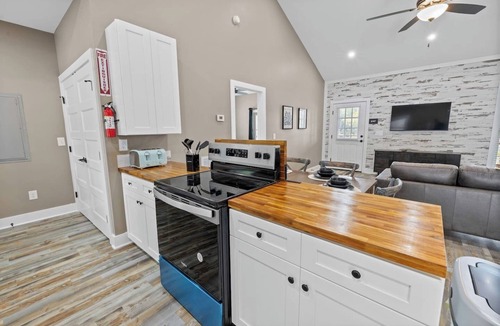 Six Mile House | Waterfront Lake Keowee Hideaway
