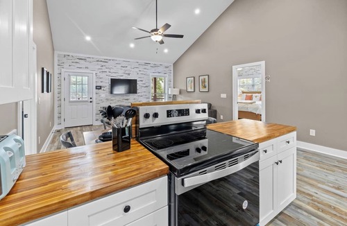 Six Mile House | Waterfront Lake Keowee Hideaway
