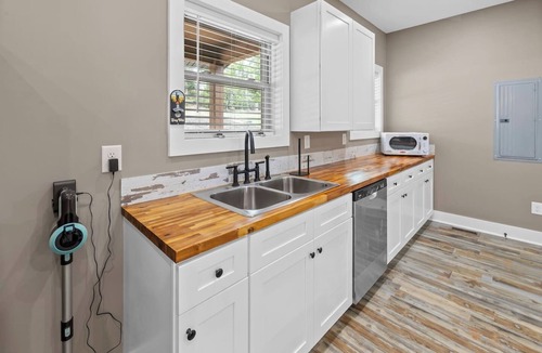 Six Mile House | Waterfront Lake Keowee Hideaway