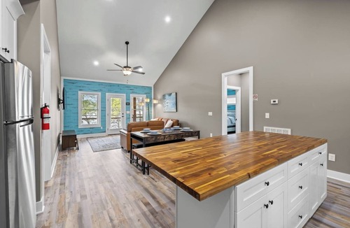 Six Mile House | Waterfront Lake Keowee Villa