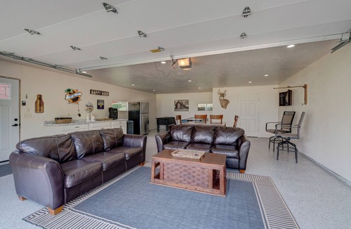 Newville House | Waterfront Lake Koshkonong Retreat - 5BR with Fire Pit, Pier & Social Garage