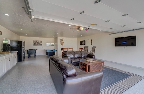 Newville House | Waterfront Lake Koshkonong Retreat - 5BR with Fire Pit, Pier & Social Garage