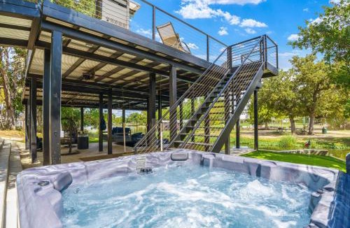 Granite Shoals House | Waterfront Lake LBJ Retreat w/Hot Tub & Deck!