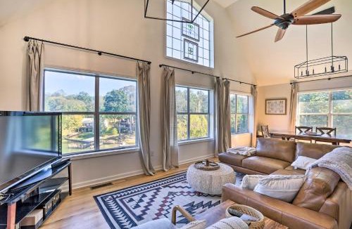 Dadeville House | Waterfront Lake Martin Home with Private Dock and View