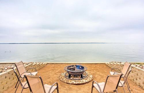 Quinlan House | Waterfront Lake Tawakoni Home w/Fire Pit!