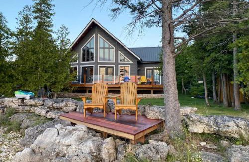 Colpoys Bay House | Waterfront Lakehouse EV Charger AC