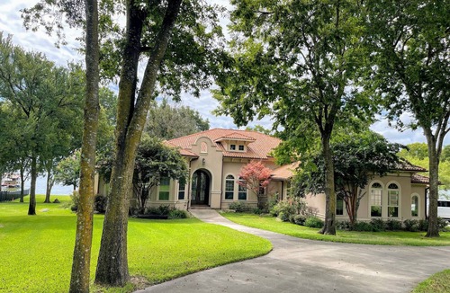 Kerens Villa | Waterfront Lakehouse in gated community