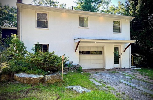Clinton House | Waterfront Lakehouse w/Hot Tub in Clinton, CT. Pet-Friendly!